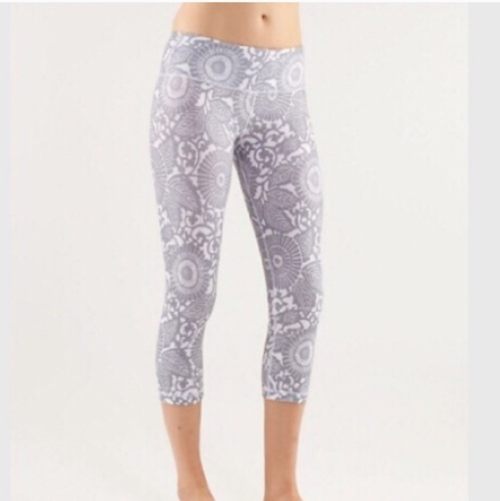 Lululemon Beachy Floral White Fossil Crops Size 8